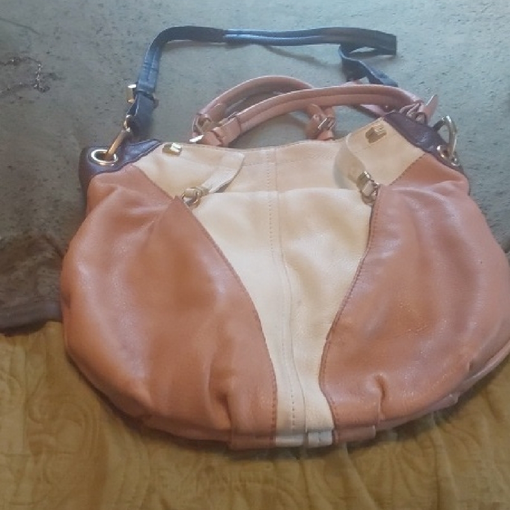 A Versatile Shoulder and Handbag.